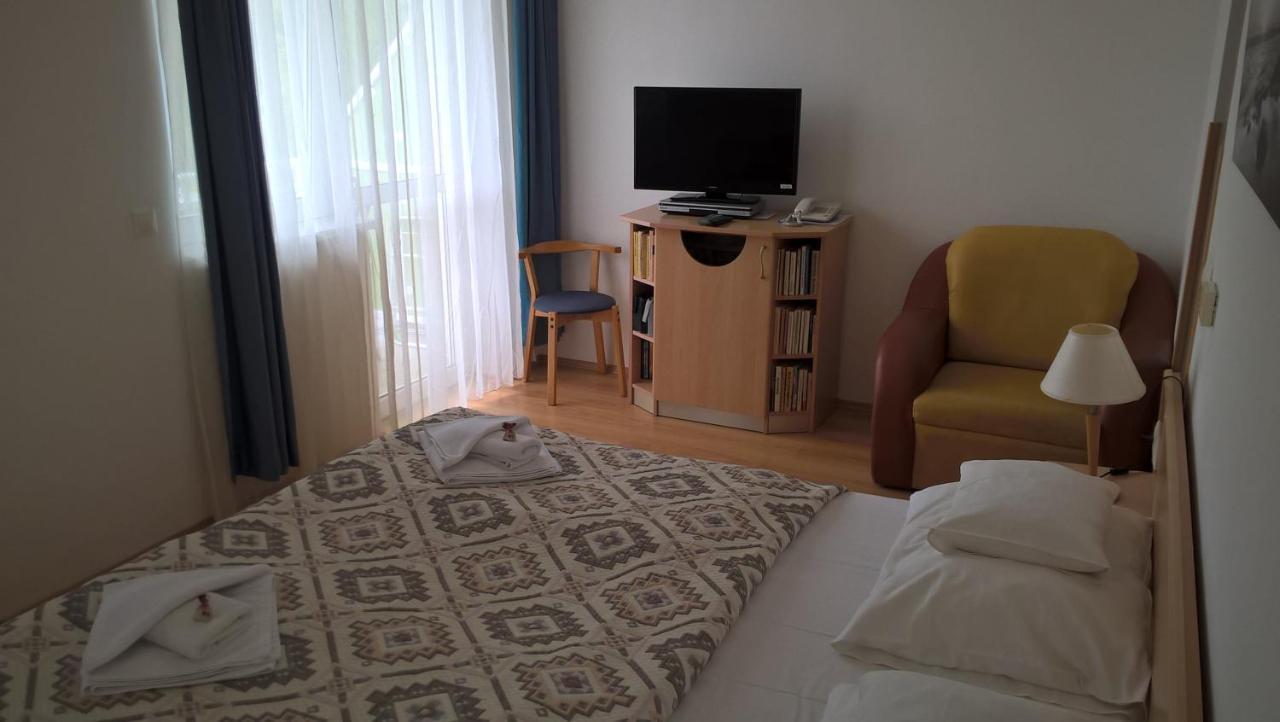 Lilla Wellnessapartman ザラカロシュ エクステリア 写真